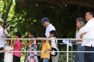 Recorre Mauricio Vila el Paseo Navideño de las Flores en Mérida