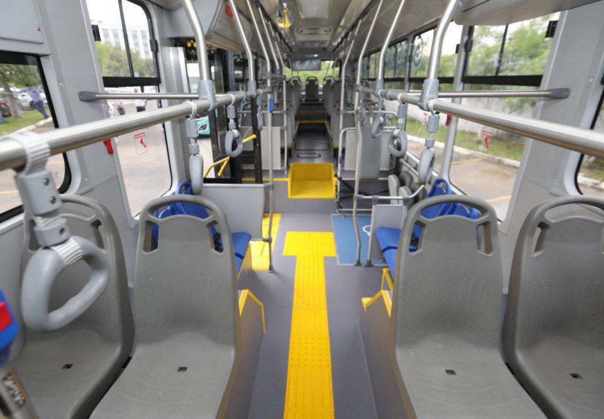 Vila revisa los nuevos autobuses del Sistema Va y Ven