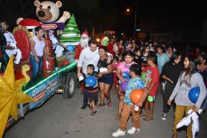 La “Navidad en la albarrada”, del regidor Álvaro Cetina, llevó sonrisas a la niñez meridana por tercer año