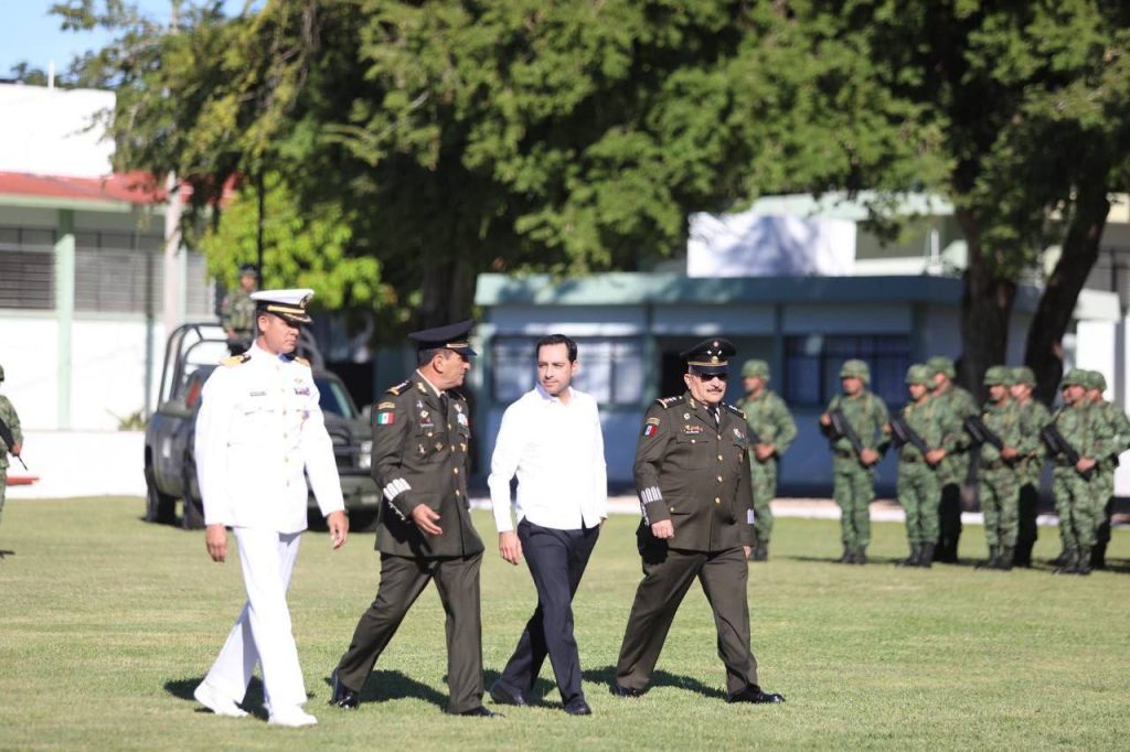 Vila Dosal asiste al cambio de mando de la 32 Zona Militar 