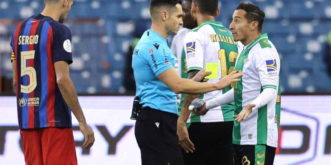 Andrés Guardado recibe en Europa su primera tarjeta roja