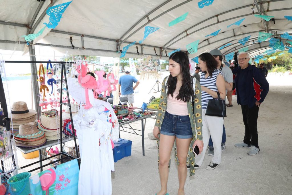 Visitantes acuden a Celestún para disfrutar del Festival de la Veda