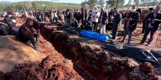 Siria y Turquía sepultan a sus miles de muertos víctimas del sismo