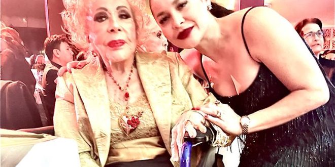 Entregan la Medalla “Silvia Pinal” a la cantante Edith Encalada por su excelencia profesional