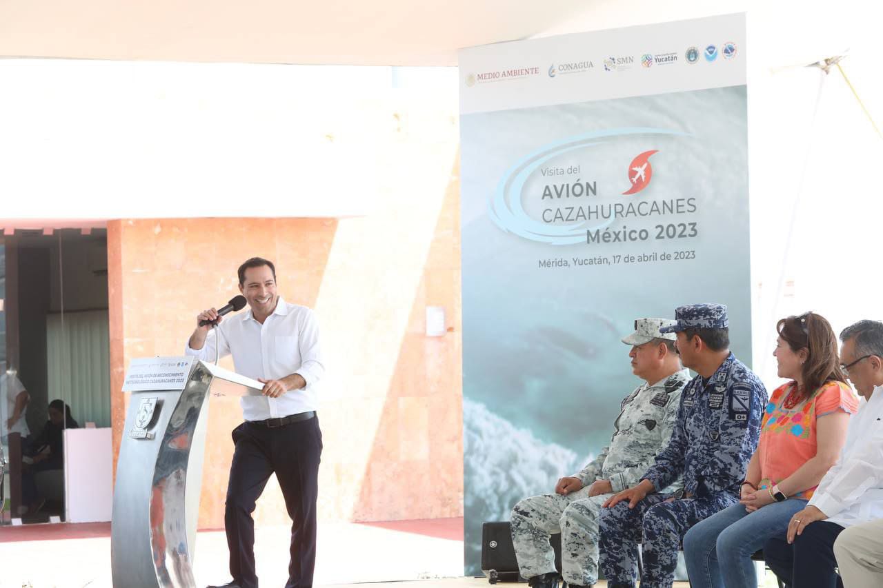 Encabeza el Gobernador Mauricio Vila Dosal visita al avión Cazahuracanes