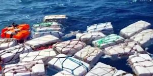 La policía de Italia halla 2 toneladas de cocaína flotando en el mar