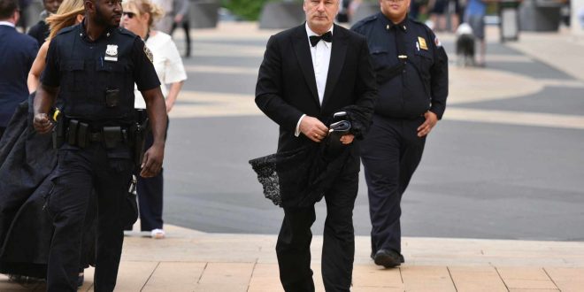 Retirarán cargo a Alec Baldwin por muerte en set de “Rust”