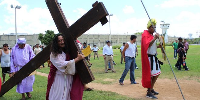 Representan la Pasión de Cristo en el Cereso de Mérida