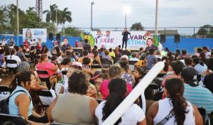 El Regidor meridano Álvaro Cetina celebra a niños y mamás en alegre festejo