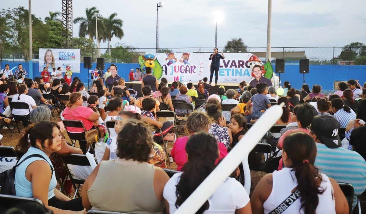 El Regidor meridano Álvaro Cetina celebra a niños y mamás en alegre festejo