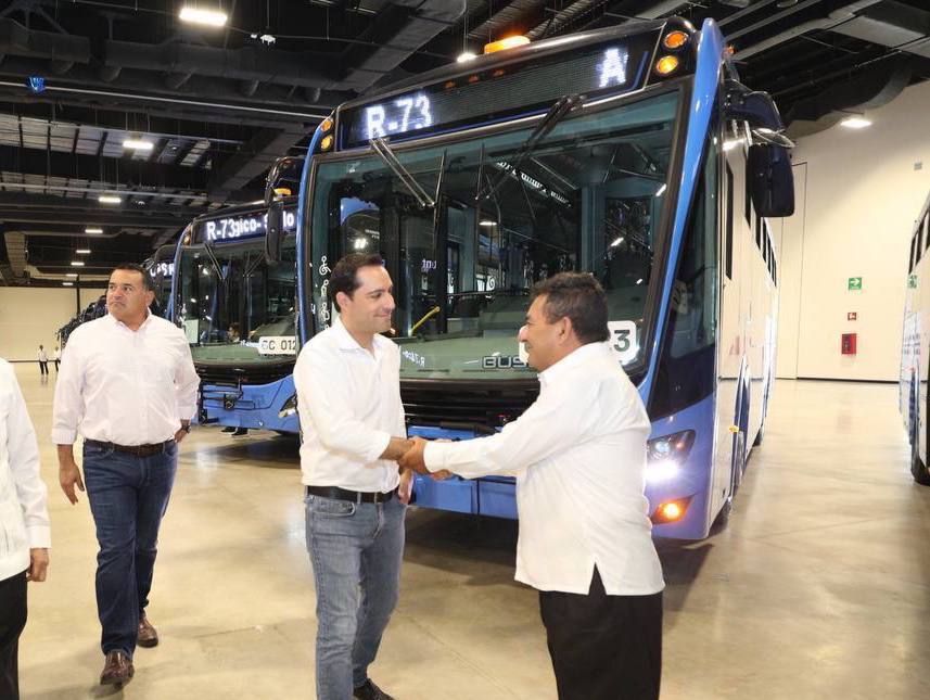 Vila presentó las nuevas unidades de las nuevas rutas Centro- Las Américas del sistema de transporte “Va y ven”