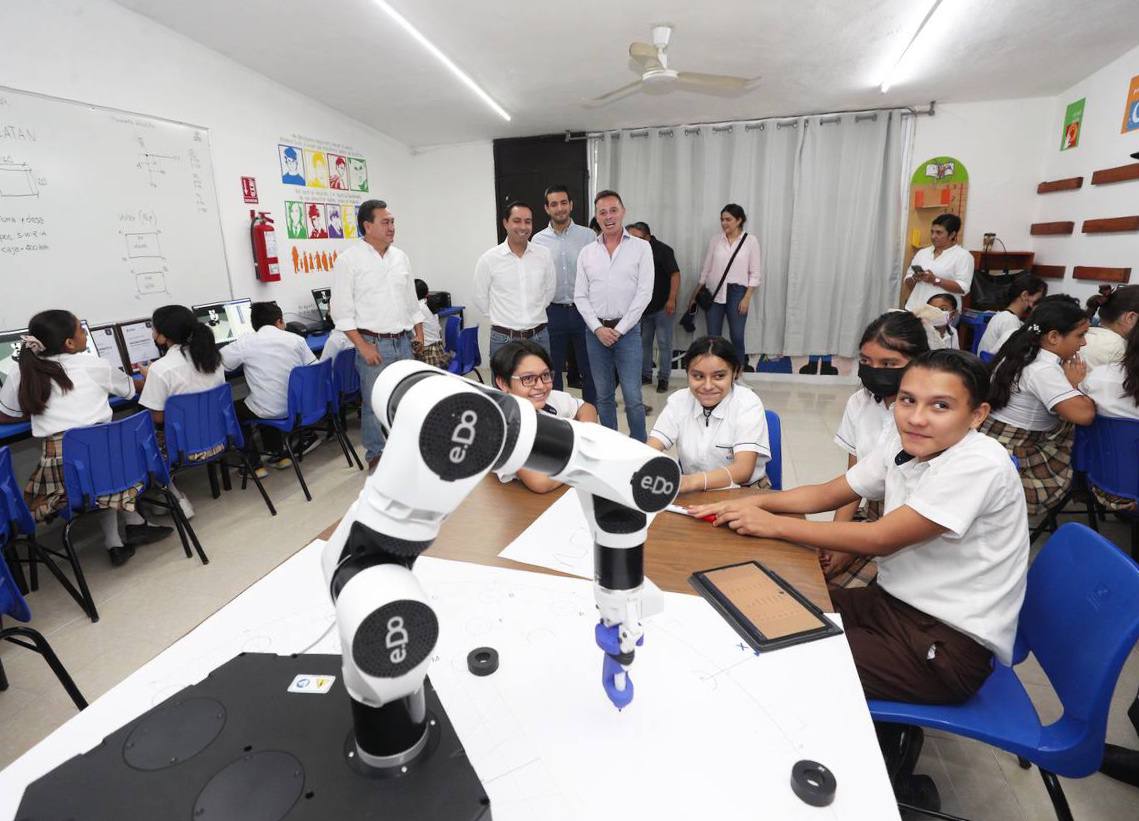 Vila Dosal sigue impulsando el aprendizaje de las nuevas tecnologías en escuelas públicas de Yucatán