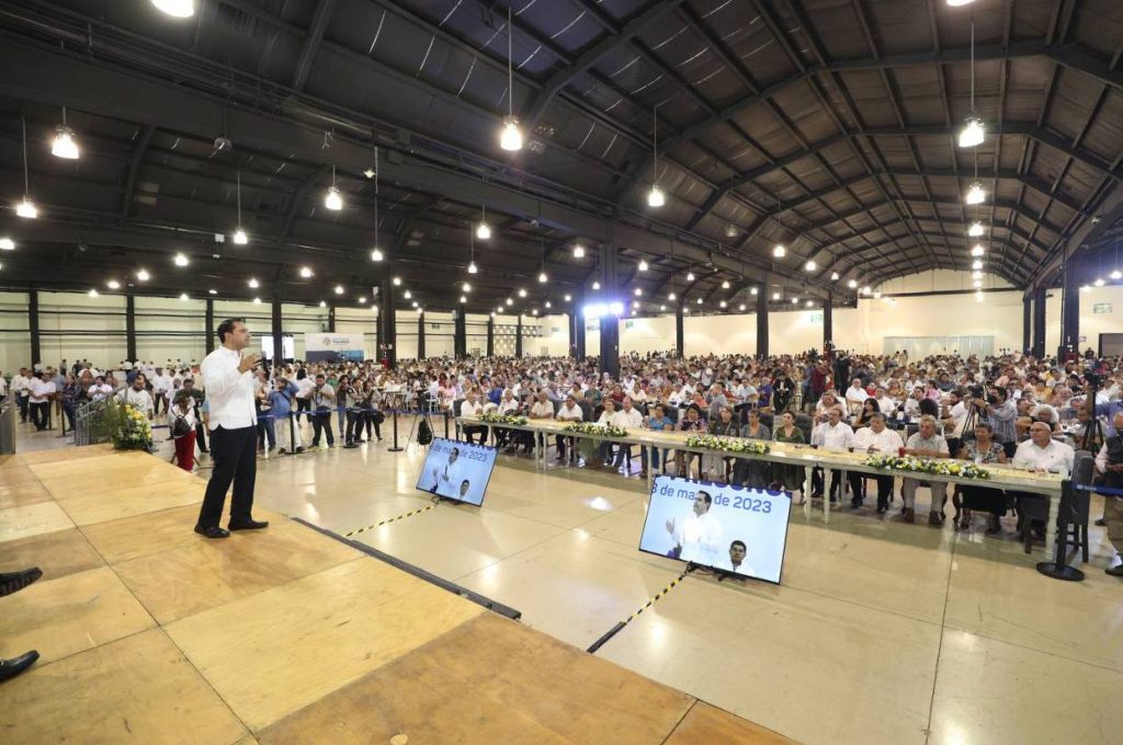 Reconoce Vila Dosal a docentes con 30, 40 y 50 años al servicio de la educación en Yucatán