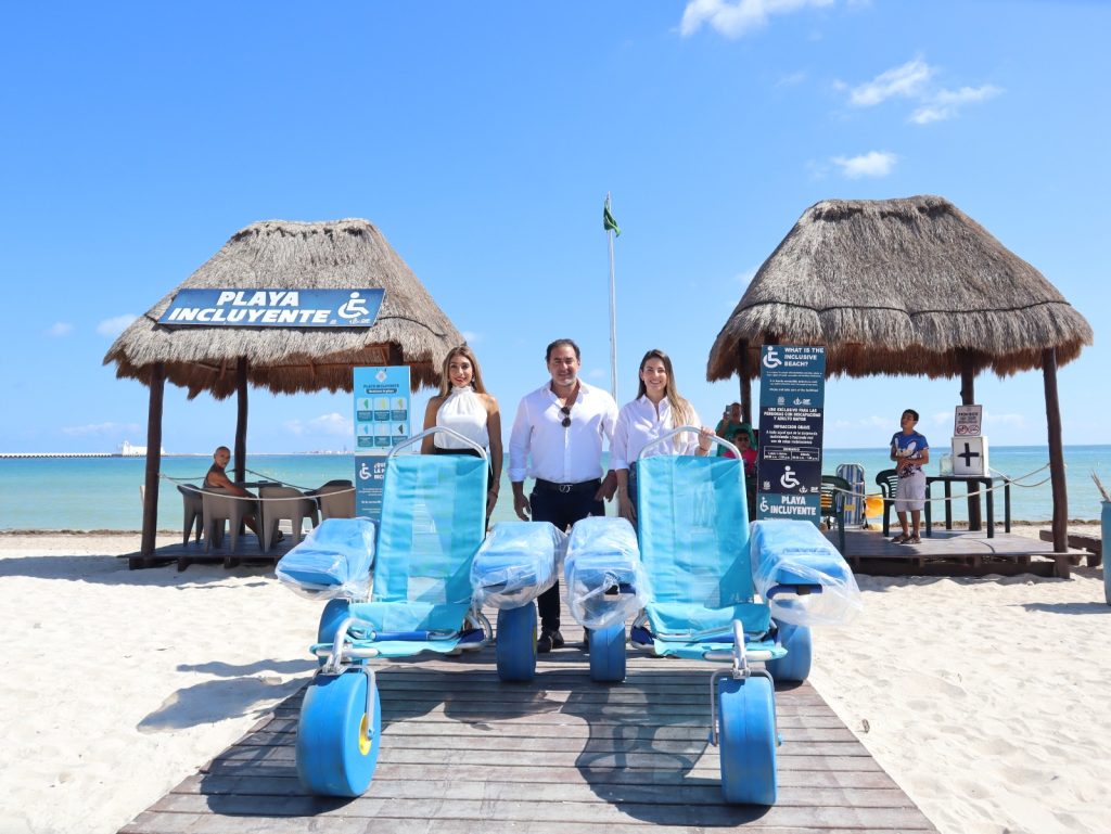 Promueven la inclusión en las playas de Progreso con la entregan de 2 sillas anfibias