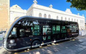 Ciudadanos continúan conociendo los beneficios del Ie-tram que se encuentra exhibido en la Plaza Grande de Mérida 