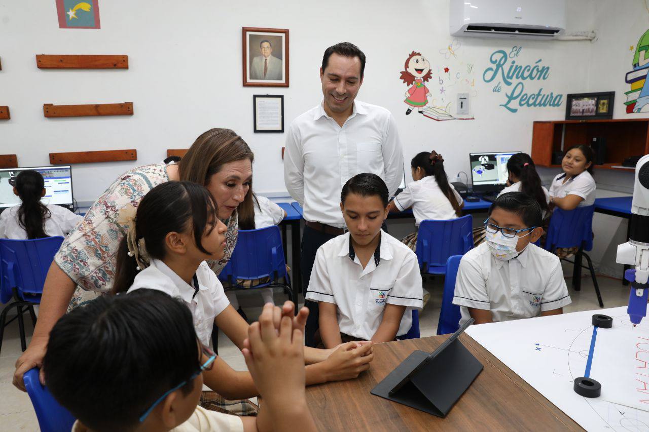 Presenta Vila los programas Clases de Robótica para Educación Básica y Ambientes Bilingües, a la senadora Xóchitl Gálvez