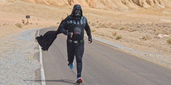 Un hombre vestido de Darth Vader corrió por el Valle de la Muerte con una temperatura de 53°C