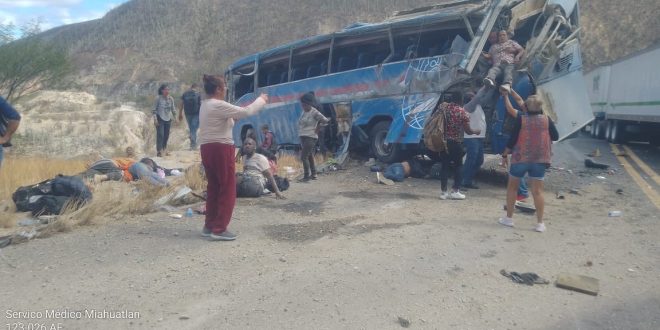 Mueren 26 personas por la volcadura de un autobús de pasajeros en Oaxaca