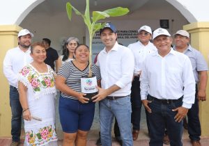 Vila Dosal lleva diversos apoyos a habitantes de Ticimul, comisaría de Chankom