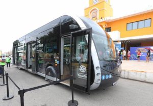 El Ie-tram, unidad 100% eléctrica, enfrente del Palacio Municipal de Kanasín