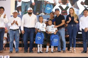 Vila arranca en Izamal la entrega de paquetes del programa Impulso Escolar