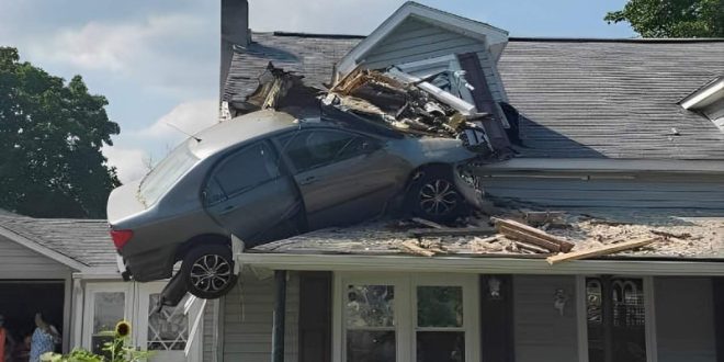 Un automóvil se impacta en el segundo piso de una casa, por una “travesura”