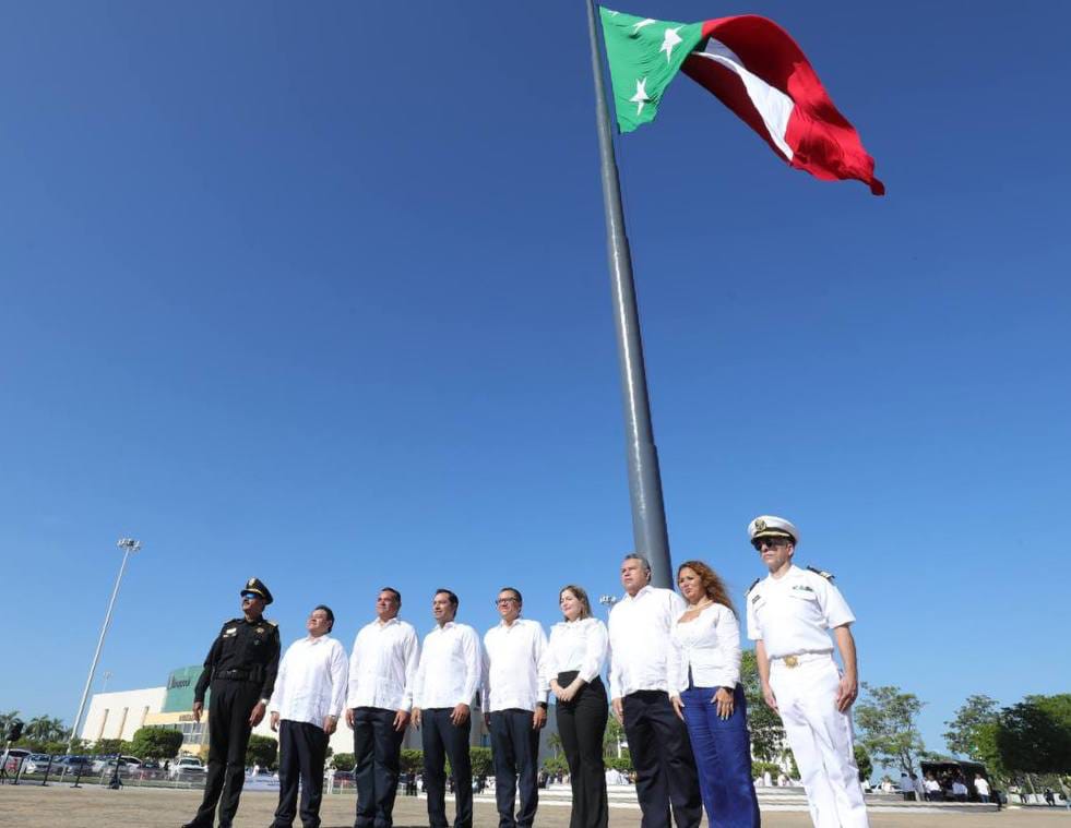 Por vez primera, desde 1841, el Gobernador Mauricio Vila Dosal encabeza el izamiento de la bandera de Yucatán, que vuelve a ondear como símbolo de nuestra identidad