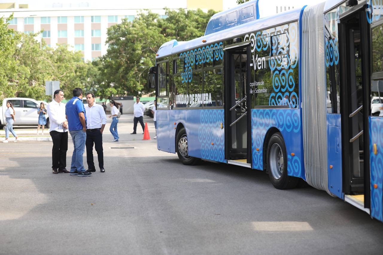 Presenta Vila la unidad de prueba articulada que funcionaría en la ruta Periférico del “Va y ven”