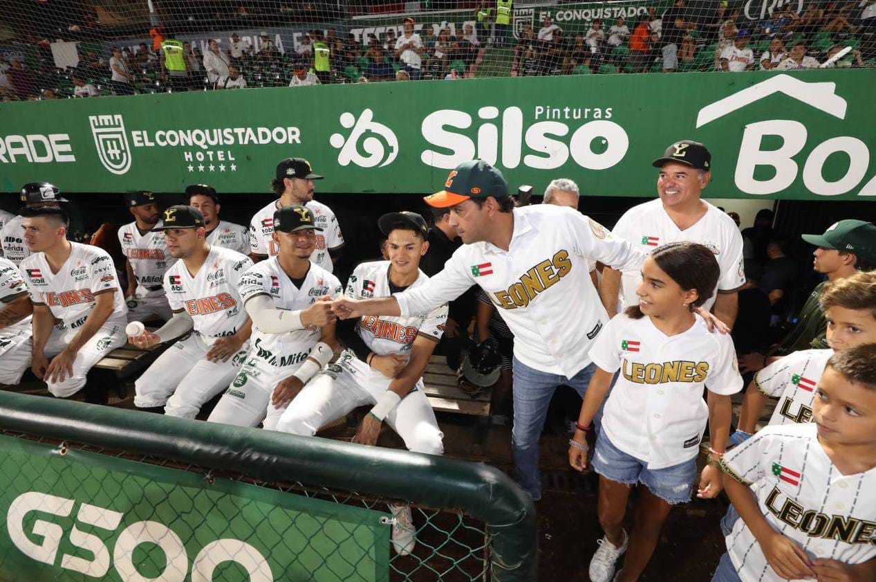 Junto a miles de yucatecos, Vila apoya a los Leones de Yucatán al iniciar la Serie de Campeonato de la Zona Sur de la LMB