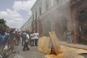 Pescadores protestan por falta de pago de la Federación y realizan actos vandálicos