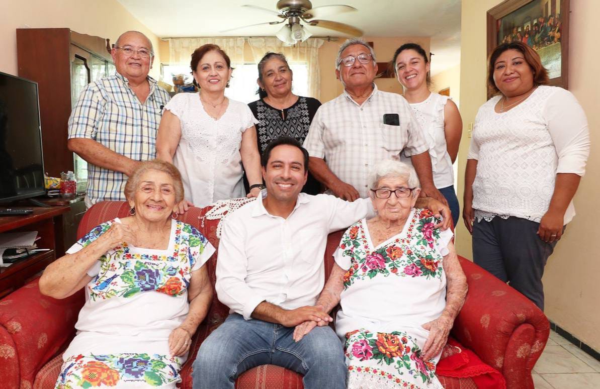 Vila Dosal sorprende con su visita a la abuelita Aurelia Ramírez Cetina de 100 años de edad