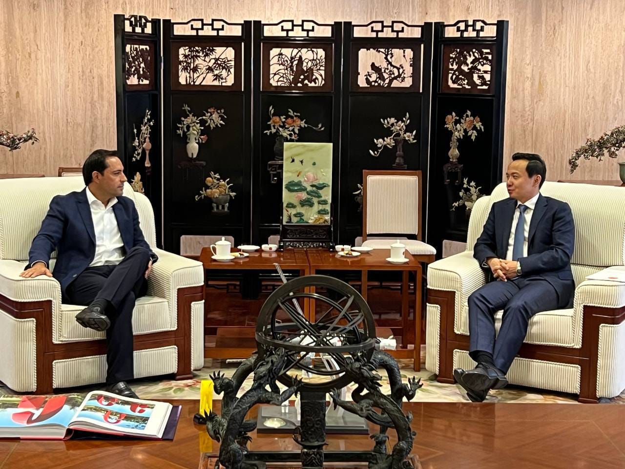 Vila Dosal se reúne con el embajador de China en México, Zhan Run, para fortalecer la relación y hermandad entre ambas regiones