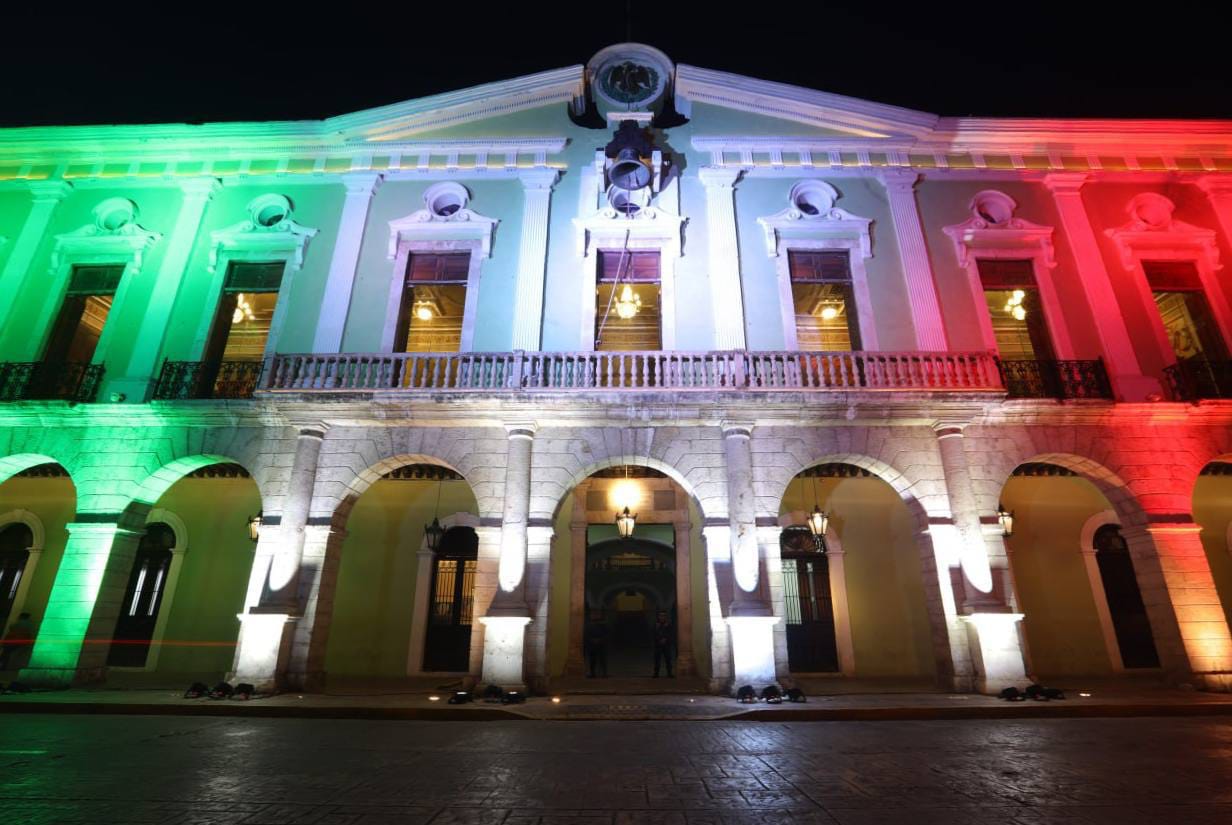 El Palacio de Gobierno se ilumina con los colores patrios