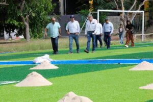 Supervisa Vila Dosal los trabajos de modernización de 8 canchas de fútbol del Complejo Kukulcán