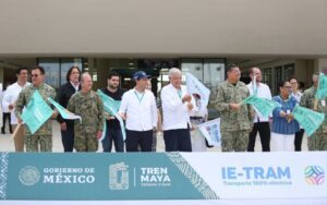 Realizan banderazo inaugural Vila Dosal y el Presidente López, de la primera ruta del Ie-tram: Paseo 60-La Plancha-Teya