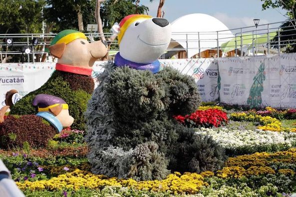 Familias yucatecas comienzan a disfrutar junto con el Gobernador Mauricio Vila Dosal, del Paseo Navideño de las Flores