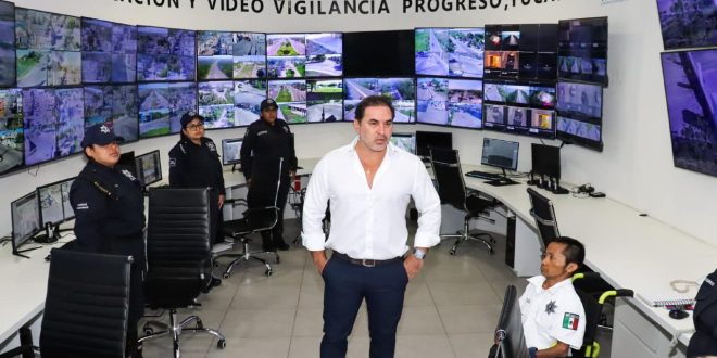 Julián Zacarías visita el centro de control y de videovigilancia de Progreso