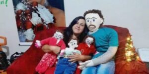 Causa revuelo en redes una mujer que se casó con un muñeco de trapo y tuvo “hijos de trapo”