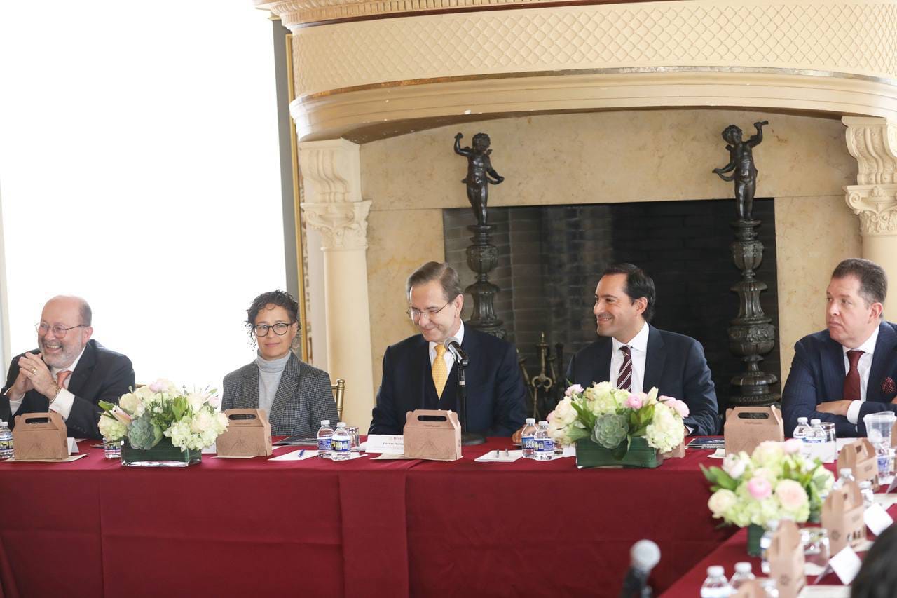 Vila Dosal se reúne en Washington D.C. con empresarios del sector turístico y yucatecos que viven en Estados Unidos