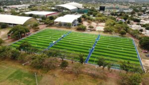 El Gobernador Mauricio Vila Dosal supervisa las obras de modernización de las canchas de fútbol del Complejo Deportivo Kukulcán que hoy serán inauguradas