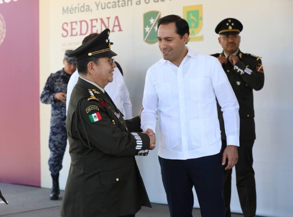 El Gobernador Mauricio Vila Dosal asiste a ceremonia de cambio de mando en la X Región Militar