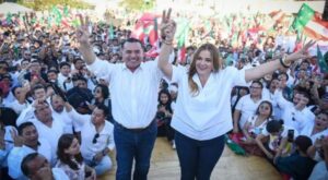 Miles de yucatecos acuden al registro de Renán Barrera y Cecilia Patrón ante el IEPAC