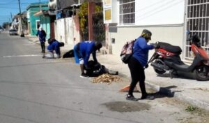 Mujeres y hombres de servicios públicos mantienen la limpieza de calles de Progreso