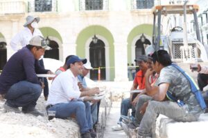 Con tacos de Chicharra, celebra el Gobernador Mauricio Vila Dosal el Día de la Santa Cruz con albañiles