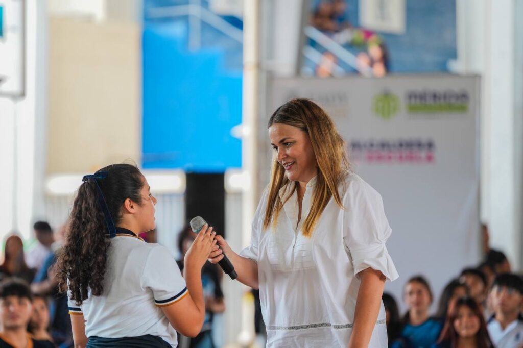 Diálogo abierto entre Cecilia Patrón y estudiantes sobre el futuro de Mérida