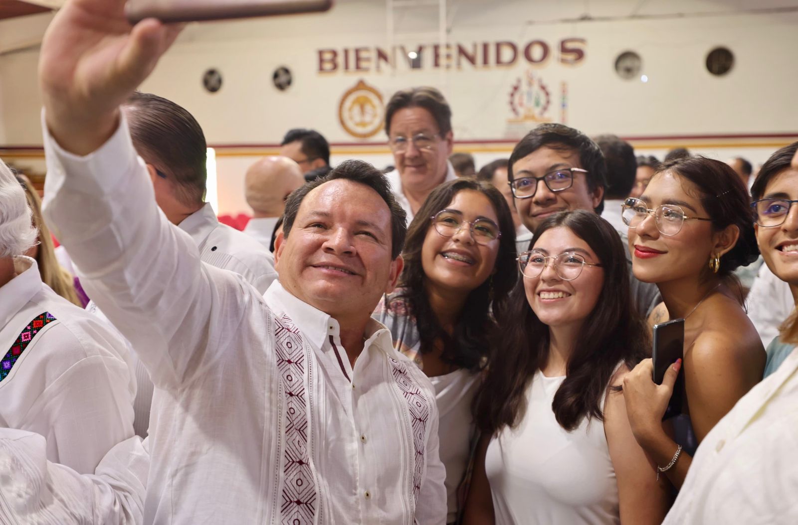 Díaz Mena anuncia becas para fortalecer el desarrollo de jóvenes