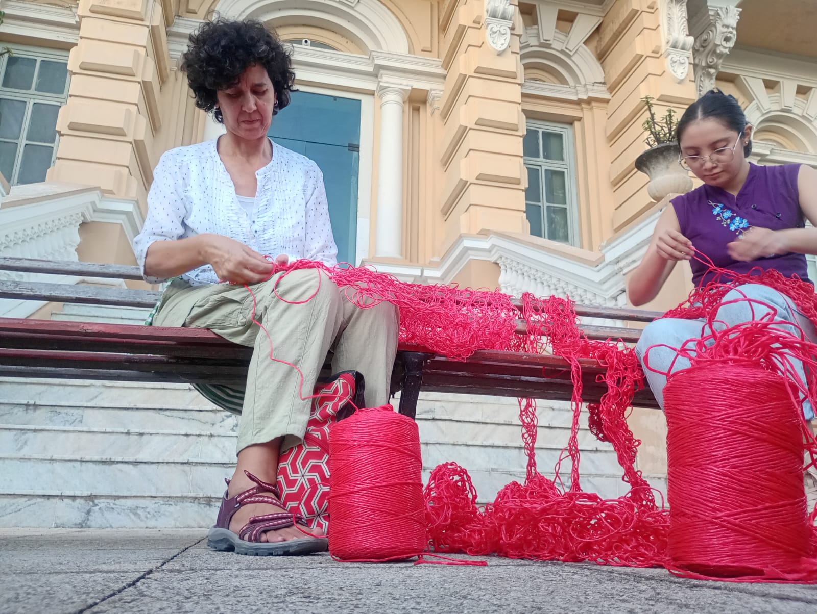 A las afueras del Museo Palacio Cantón, mujeres se reúnen a hilar en memoria de las que ya no están