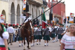 Entregan reconocimientos a los mejores contingentes del desfile cívico