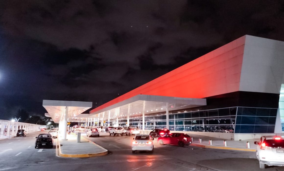 El Aeropuerto Internacional de Mérida se ilumina de naranja