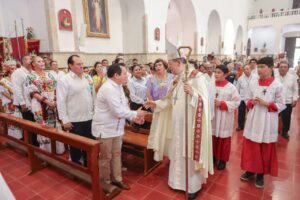 Tradición y fe: Gobernador acompaña misa de Tres Reyes